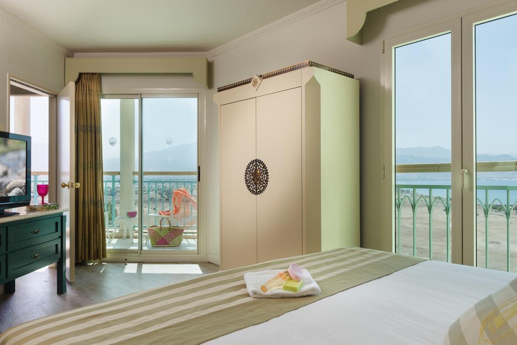Herods Boutique Eilat A Premium Collection By Fattal Hotels Szoba fotó A bedroom with a wardrobe