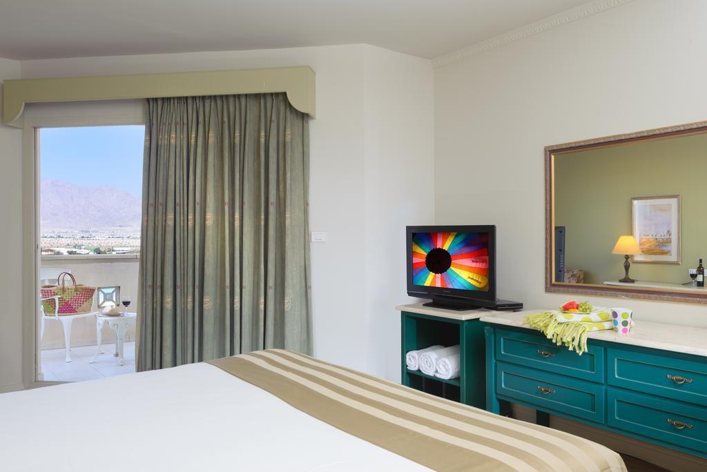 Herods Boutique Eilat A Premium Collection By Fattal Hotels Szoba fotó A bedroom at the Hilton Palm Springs